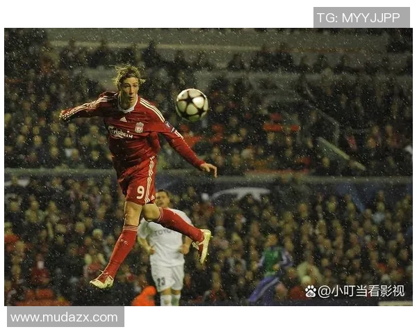 足球明星挑战极限用足球精准踢穿玻璃展现惊人技巧与力量